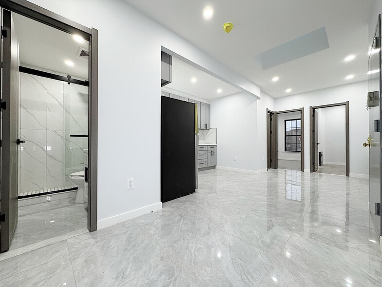 Building Photo - 333 87th St