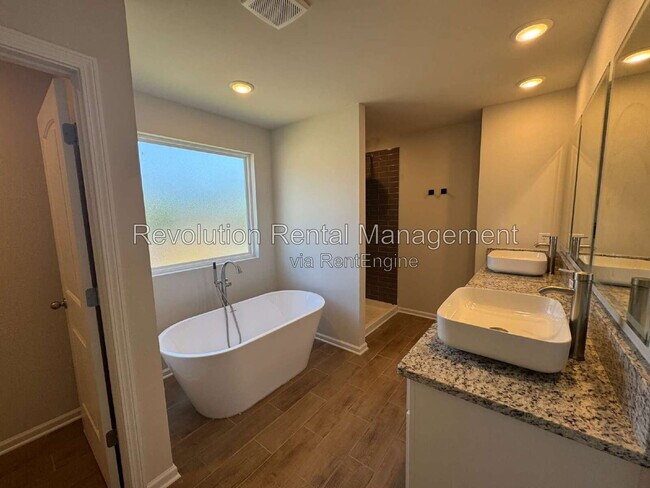 Building Photo - 368 River Walk Farm Pkwy
