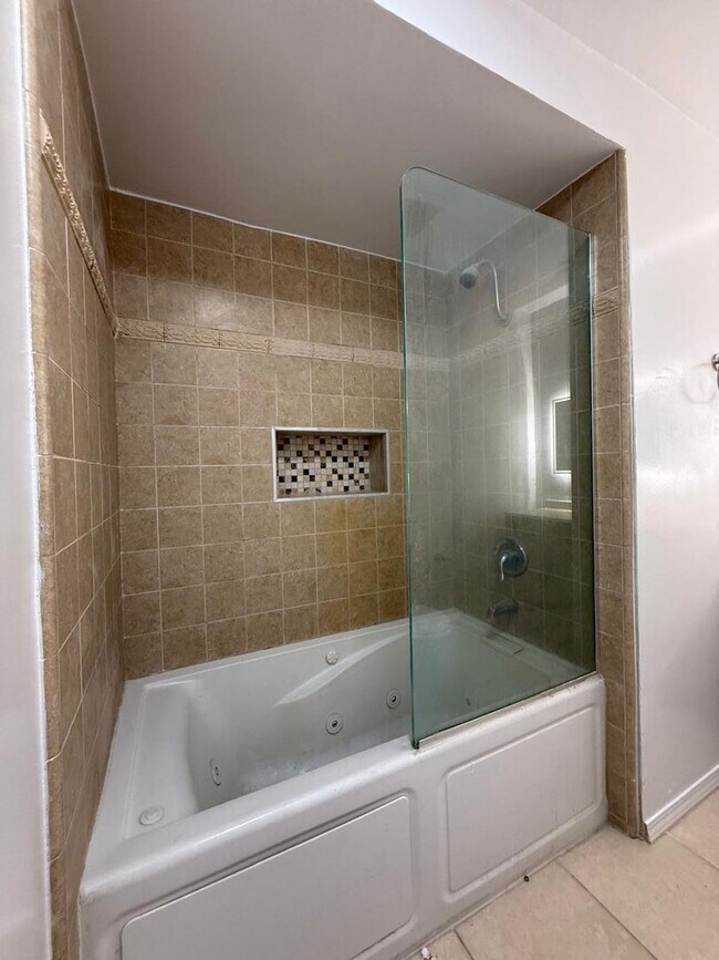 Interior Photo - 13952 Moorpark Ave