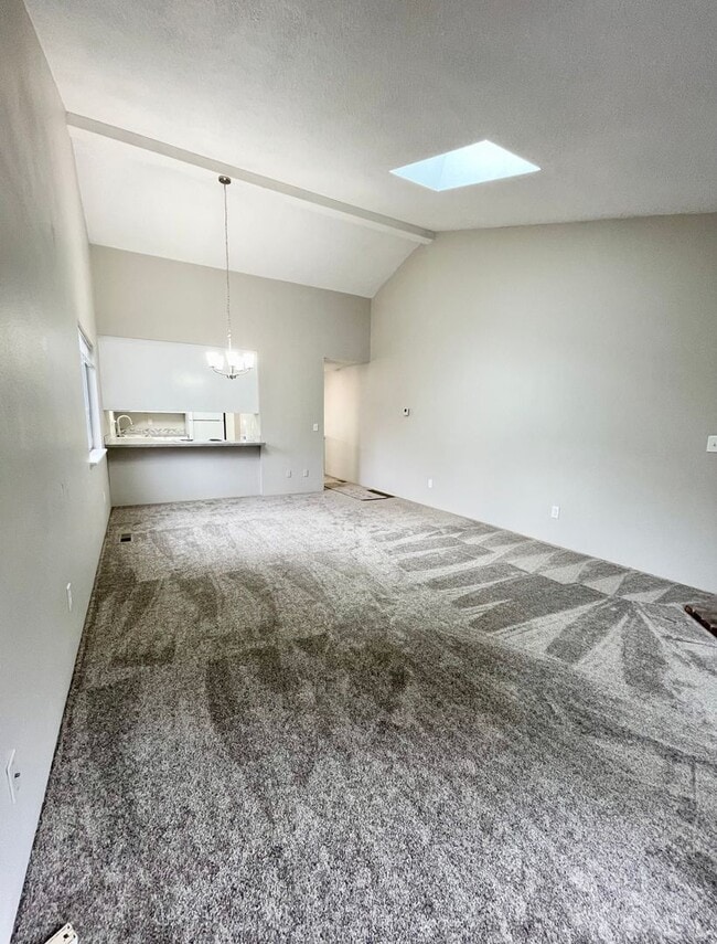 Building Photo - Large 2 bedroom, 1.5 bathroom Townhouse st...