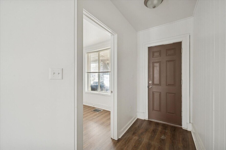 Building Photo - 1124 W 9th St