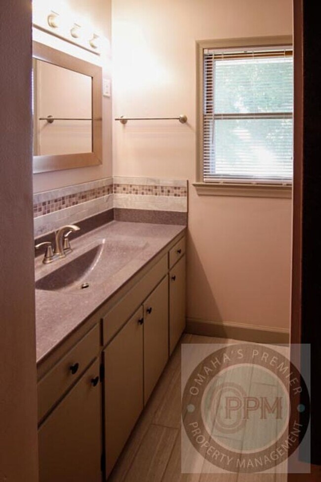 Building Photo - Convenience & Style: Your 3-Bed, 2-Bath Om...