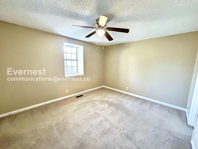 Building Photo - 2 Bed/2.5 Bath Townhome with Modern Amenities / Pet-Friendly / Available Now!