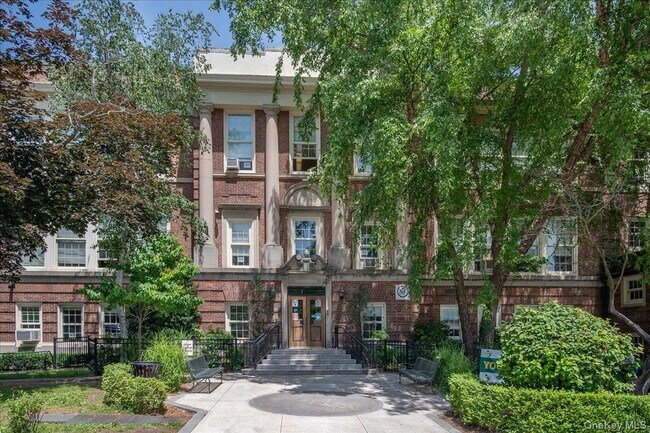 Building Photo - 579 Broadway