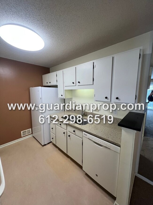 Building Photo - 2nd Floor Condo for September, Balcony, Fi...