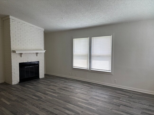 Building Photo - 3 Bedroom 2 Bath