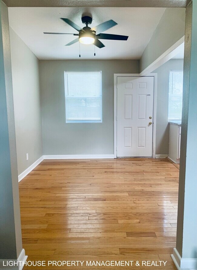 Building Photo - Large 4 Bed/1.5 Home with New Kitchen!