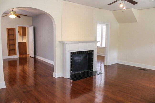 Building Photo - 2 BEDROOM - MONTE VISTA