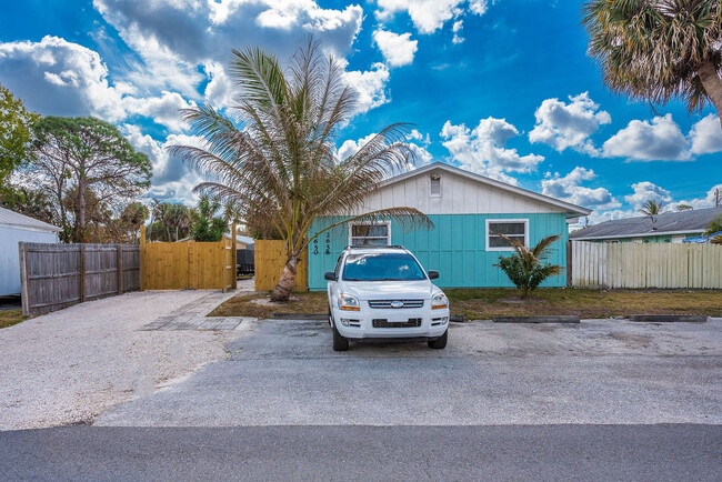 Building Photo - 2658 SE Amherst St