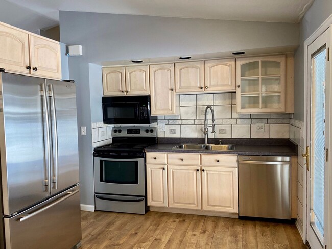 Building Photo - Spacious Tri-Level Home Featuring 4BD/2.5B...