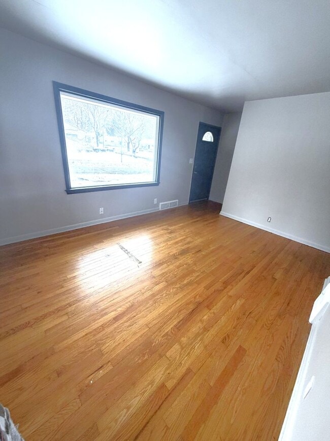 Building Photo - 2-bedroom Single Family - Available now!