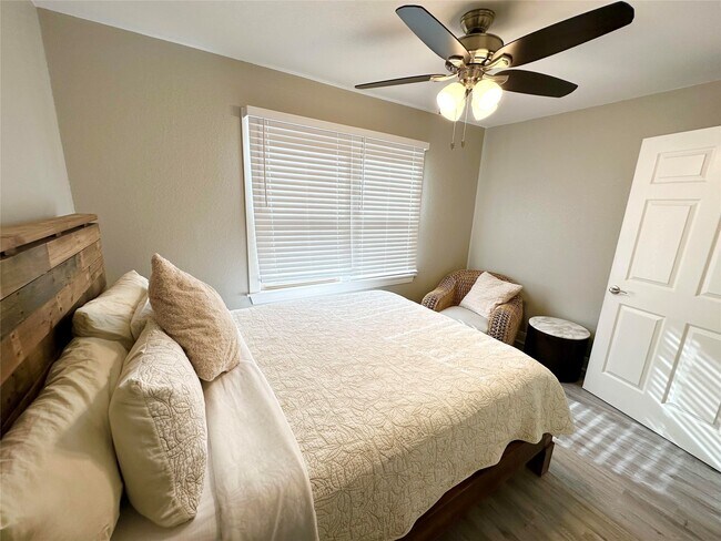 Building Photo - 8021 White Ave