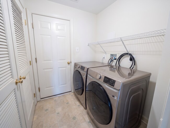 Building Photo - 3670 Carriage Hill Dr
