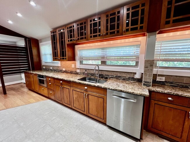 Building Photo - Beautiful waterfront home