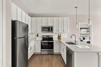 Building Photo - Overlook at Crosstown Walk