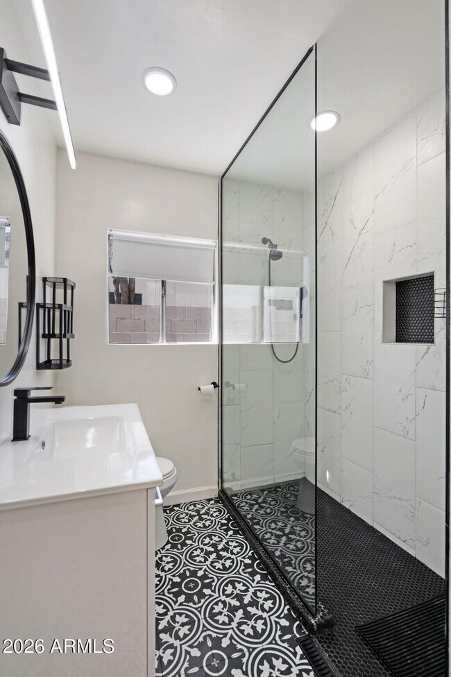 Building Photo - 930 E Whitton Ave