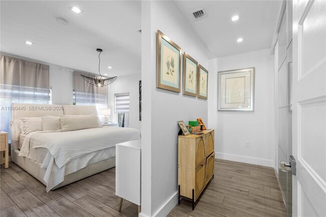 Building Photo - 1121 NE 85th St