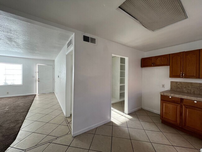 Building Photo - P008