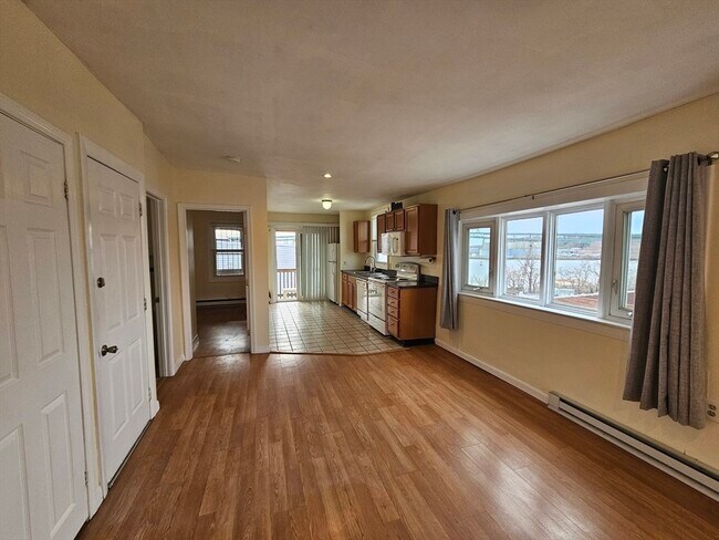 Building Photo - 464 Meridian St