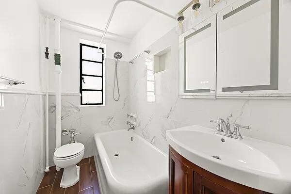 Building Photo - 140 E 40th St
