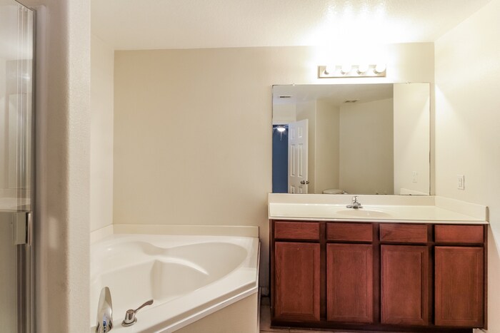 Building Photo - 2107 Golden Topaz Dr