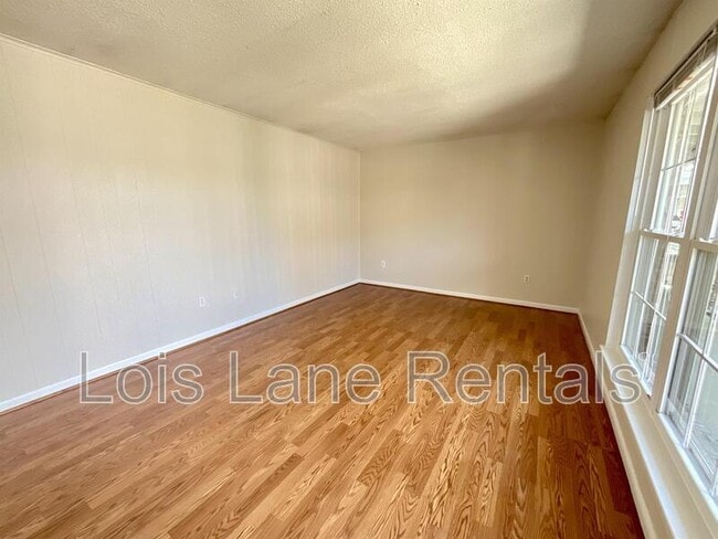 Building Photo - 867 Colony Dr