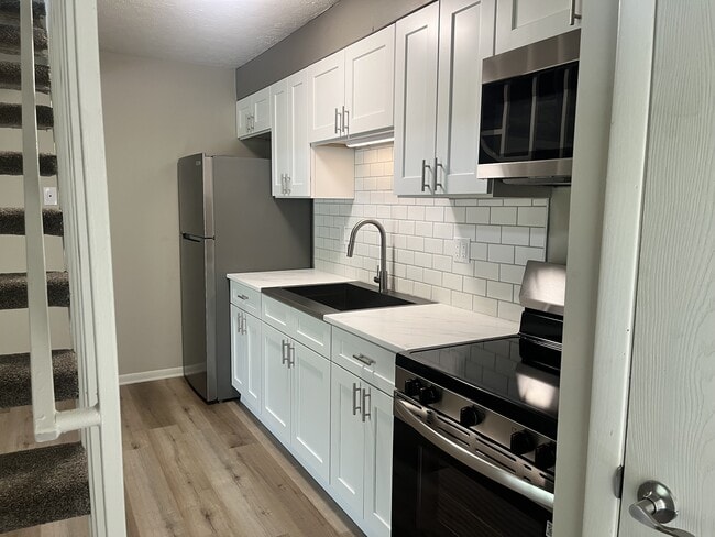 Building Photo - Creekbend & Chase Townhomes