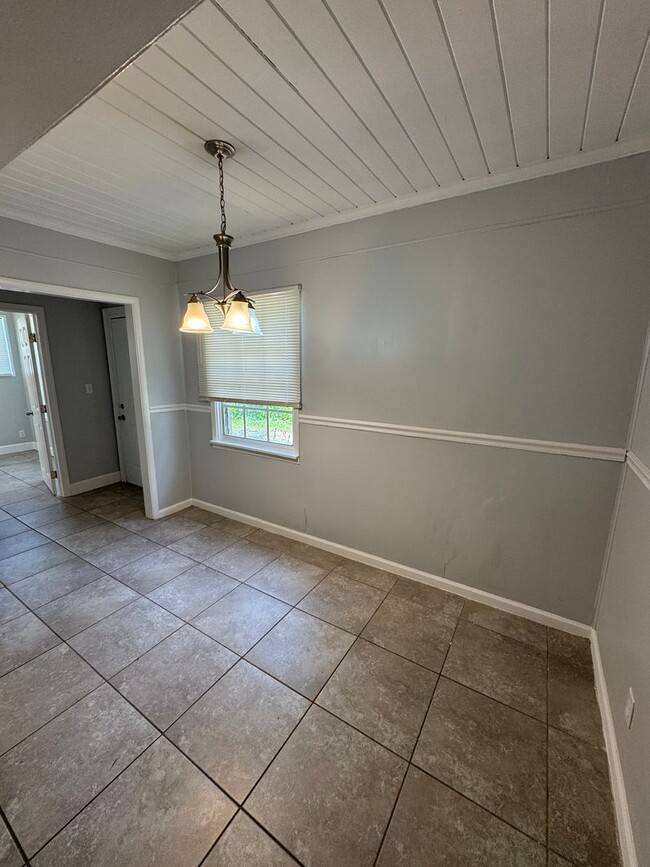 Building Photo - Freshly Renovated 3/2 Single Family in Wes...