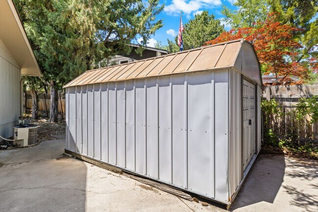 Building Photo - Home Sweet Home in Exclusive Warm Springs Mesa