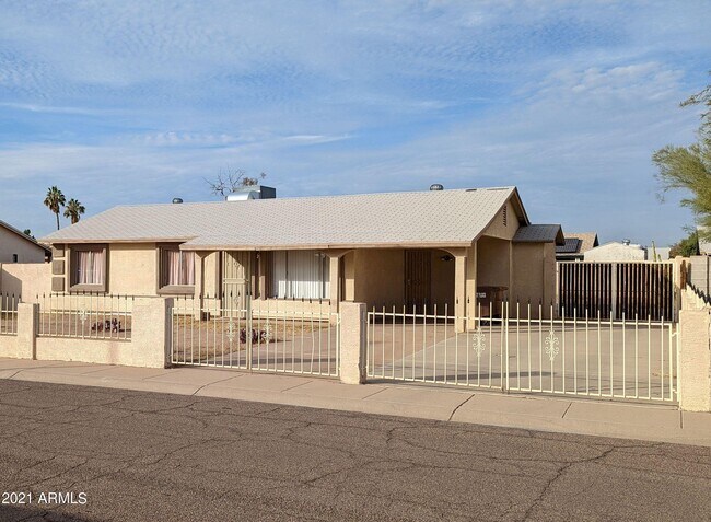 Primary Photo - 8822 W Sahuaro Dr