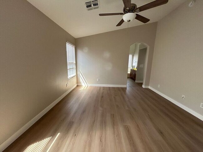 Building Photo - 434 E Chicory Pl