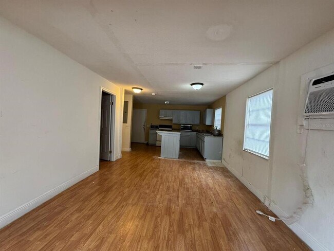 Building Photo - 140 E 12th St