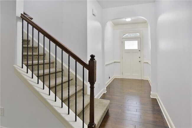 Building Photo - 2249 Knoxhill View