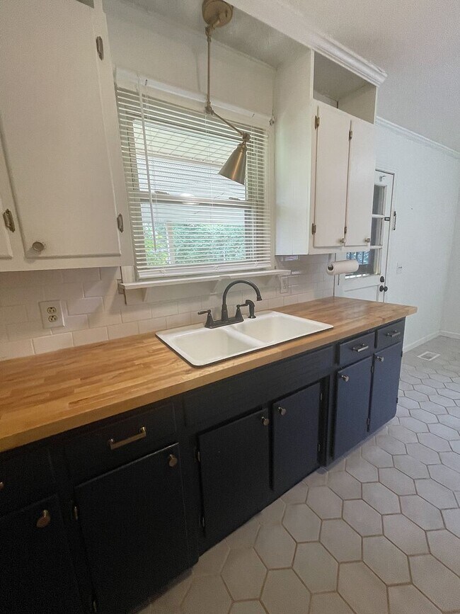 Building Photo - Excellent 3 Bedroom Home Minutes from Down...