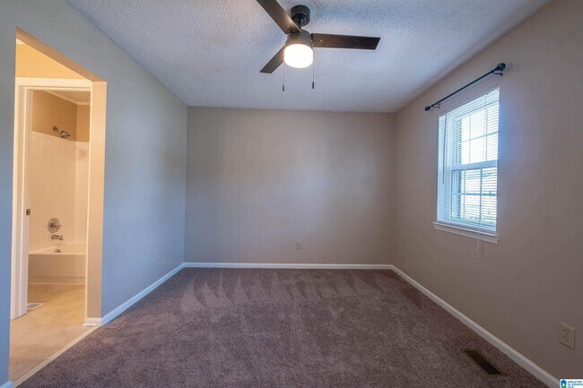 Building Photo - 1402 Applegate Dr