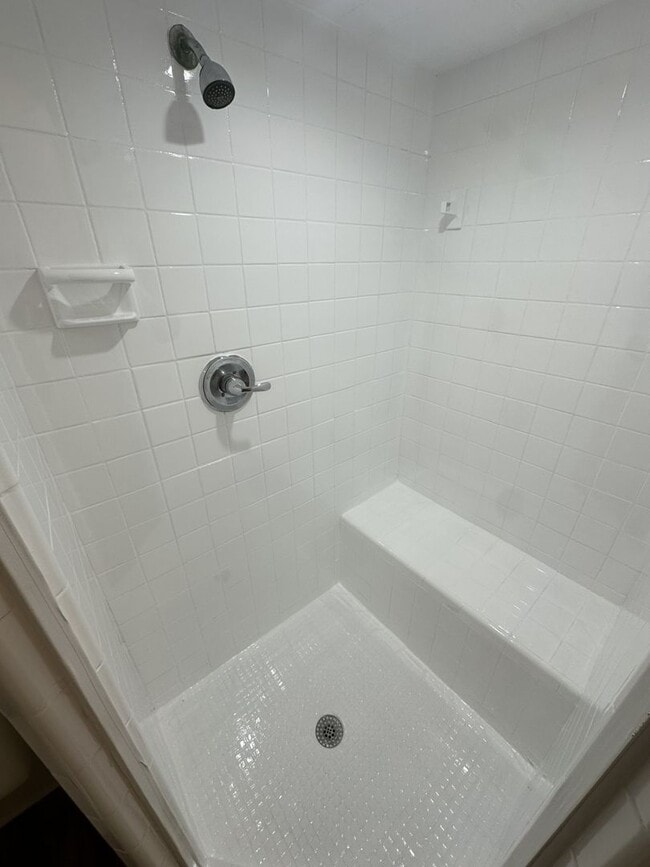 Building Photo - 3 Bedroom 2.5 Bathroom Condo!