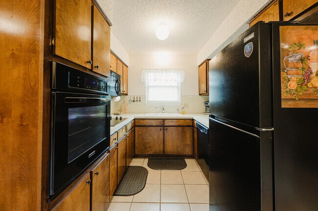 Building Photo - 6424 Amber Dr
