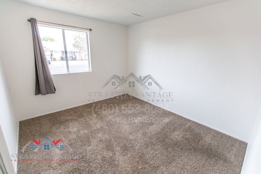 Building Photo - 2602 W Columbine Dr