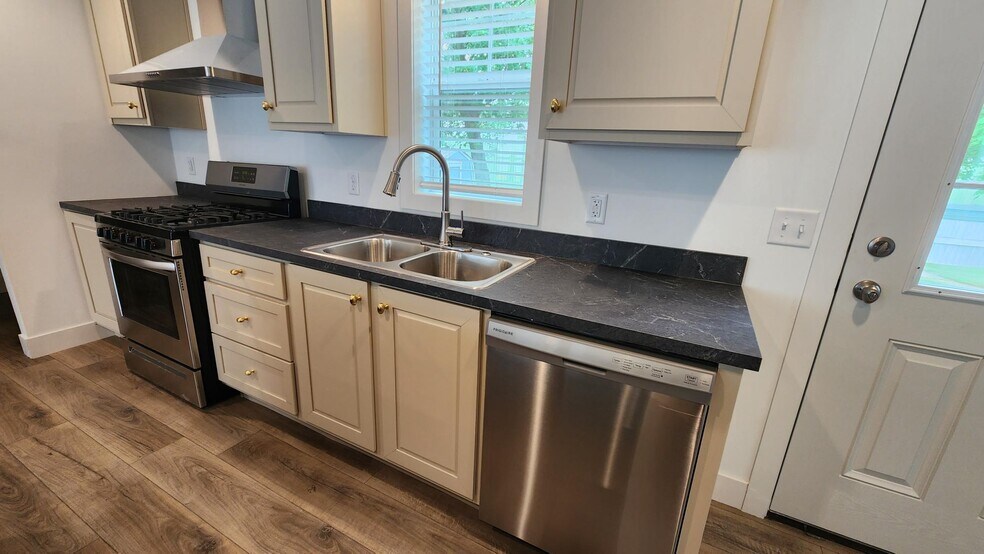 Building Photo - 3735 Pinoak St