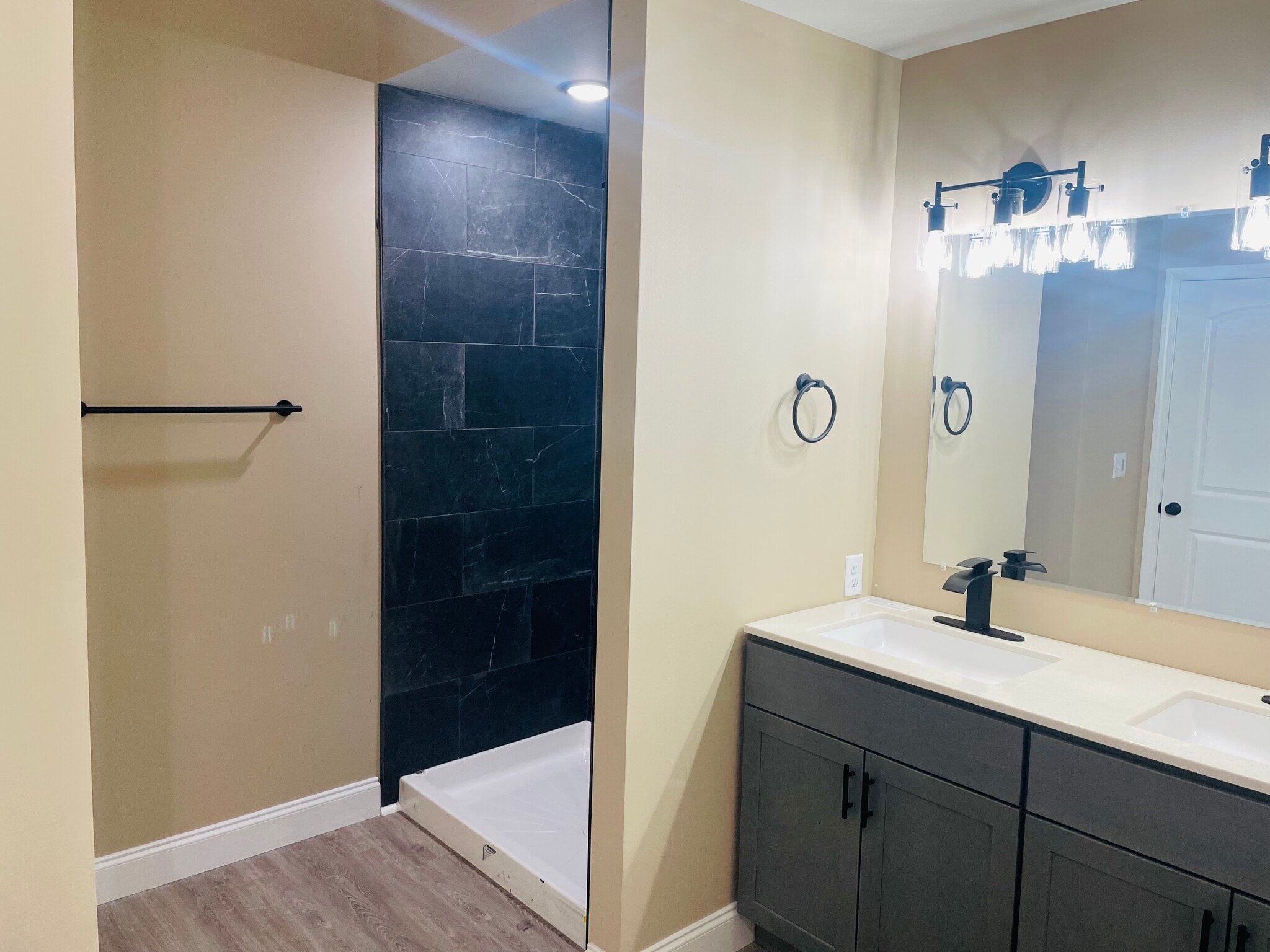 Building Photo - 261 Fairway Dr