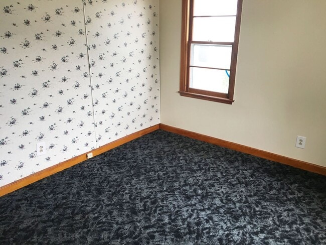 Building Photo - 3 Bedroom, 2 Bath Single Family Home with ...