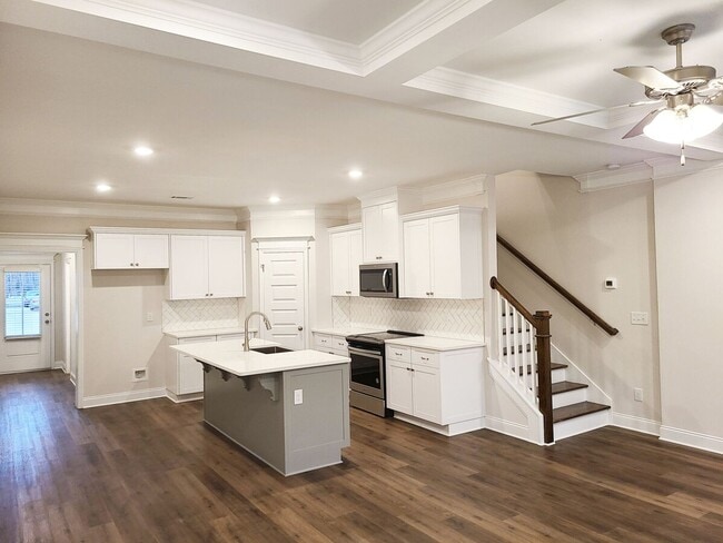 Building Photo - Conveniently Located Townhome for Rent. Av...