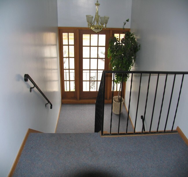 Building Photo - Colonial Manor