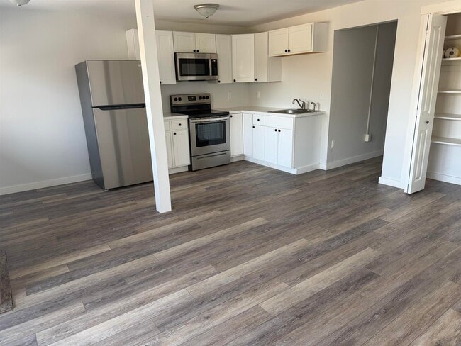 Building Photo - 473 Maple St