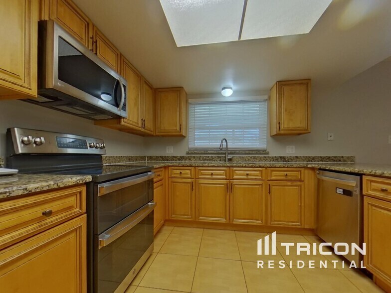 Building Photo - 854 N Jerico Dr