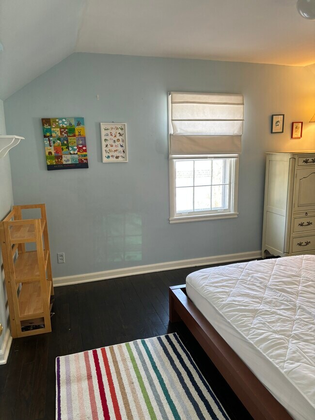 bedroom - 904 S Jordan Ave