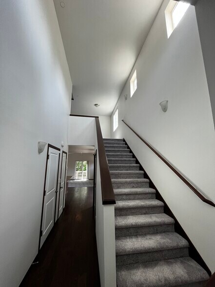 Building Photo - 703 Kodiak Ln