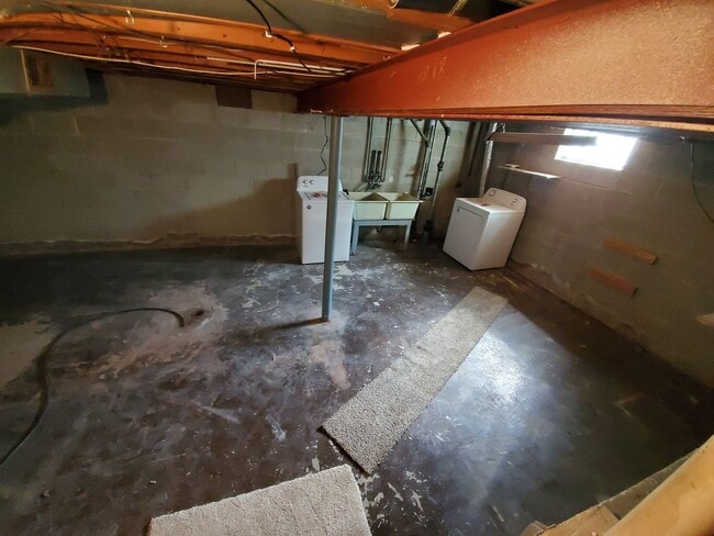 Building Photo - Spacious 3 Bedrooms 2 Baths Townhome Available