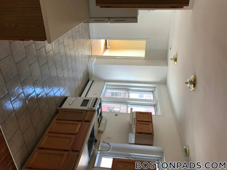 Building Photo - 18 Parkway Rd