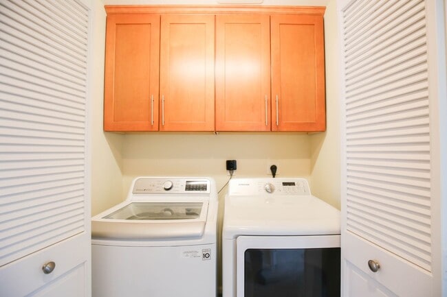 Building Photo - Newer Contemporary Home for Rent - Conveni...